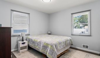 573 Sumner Ave, Belford, NJ 07718