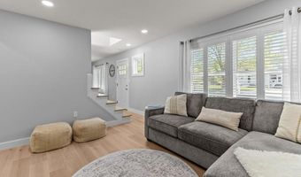 56 Pasture Farm Dr, Middletown, RI 02842
