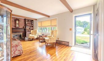 8 Spruce Ave, Middletown, RI 02842