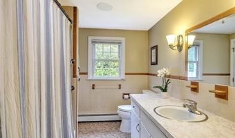 4 Johnson Ct, Bristol, RI 02809