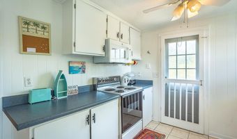 66 8th St, Apalachicola, FL 32320