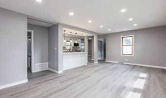 4 N327 7th Ave, Addison, IL 60101