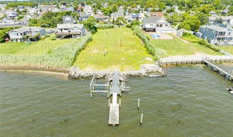 32 Unqua Pl, Amityville, NY 11701