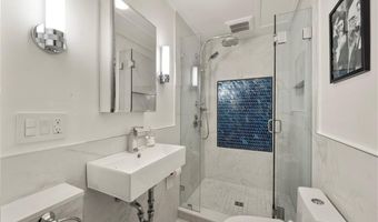 33 Marsh St, Newport, RI 02840