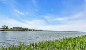 4 Victoria Dr, Amityville, NY 11701