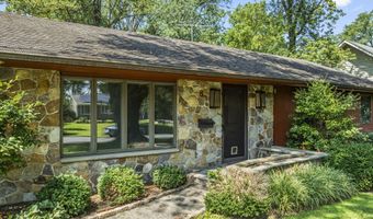 8 Greenwood Pl, Middletown, NJ 07748