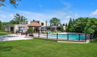 10 Macy Dr, Hewlett Bay Park, NY 11557