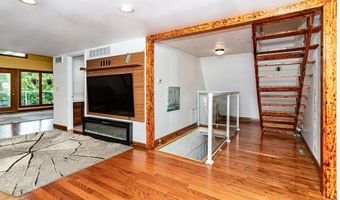 532 W Riverside Rd, Ames, IA 50010