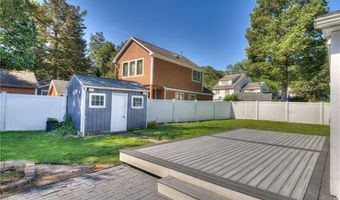 33 Spruce Ln, Bristol, RI 02809