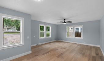 1003 S Rinker Ave, Aurora, MO 65605