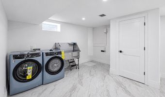 37 Beverly Dr, Albertson, NY 11507
