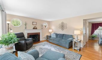 1 Woodhaven Dr, Cumberland, RI 02864