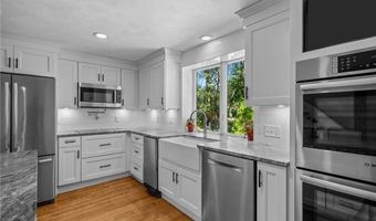 24 GREENWOOD Ln, Lincoln, RI 02865