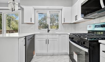 1245 WINAKI Trl, Algonquin, IL 60102