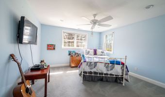 2 Greenview Rd, Brookfield, CT 06804