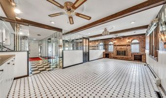 8 Countryside Ct, Amherst, NY 14221