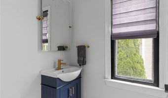 11 Sunshine Ct, Newport, RI 02840