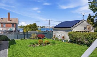 693 Hope St, Bristol, RI 02809
