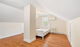 7 Marsh St, Newport, RI 02840