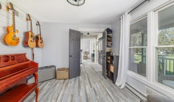 8 E Gate Dr, Alloway, NJ 07418
