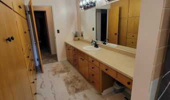 1824 Eisenhower Cir, Aberdeen, SD 57401