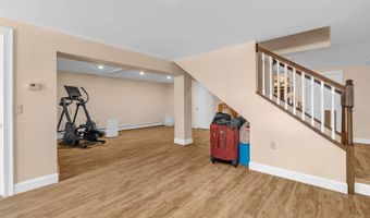174 Rolling Meadow Dr, Bangor, ME 04401