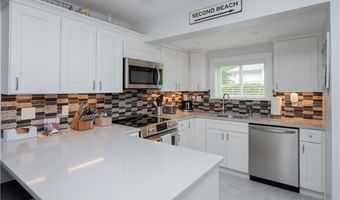 203 Fenner Ave 5, Middletown, RI 02842