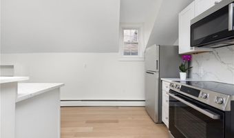 28 Young St 3, Newport, RI 02840