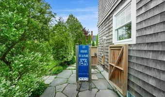 9 Casey Ct, Newport, RI 02840