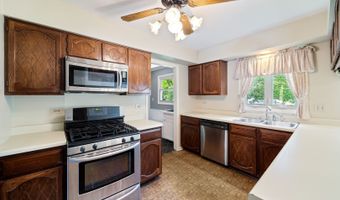 2218 N Williamsburg St, Arlington Heights, IL 60004