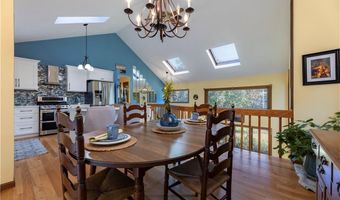 8 Robin Dr, North Kingstown, RI 02852