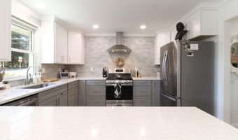 1092 W Lake Dr, Athens, GA 30606