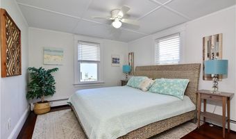 18 Lakeview Dr, Narragansett, RI 02882