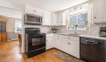 32 Tanglewood Trl, Narragansett, RI 02882