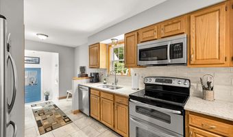 21 Bowling Green Ln, Belfast, ME 04915