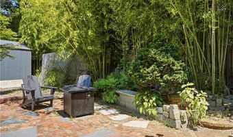 21 Clinton Ave, Newport, RI 02840