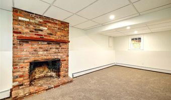 2 Simmons Rd, Barrington, RI 02806