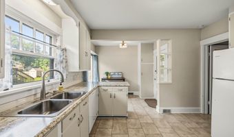 425 N 9th St, Adel, IA 50003