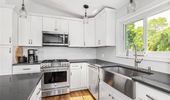 60 Brooklyn Rd, Narragansett, RI 02882