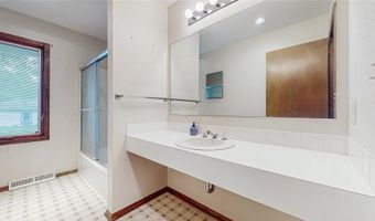 512 12th Ave NW, Altoona, IA 50009