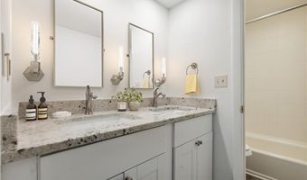 71 Sea Breeze Ln 71, Bristol, RI 02809