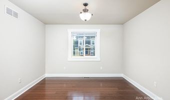 2 Maple Village Ct, Ann Arbor, MI 48103