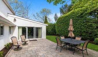 76 Parkview Dr, Albertson, NY 11507