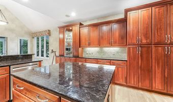 210 Chisholm Ct, Aurora, OH 44202