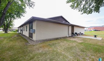 1411 E Rushmore Dr, Brandon, SD 57005