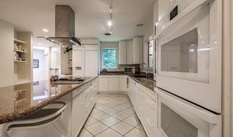 15 Inverness Rd, Falmouth, ME 04105