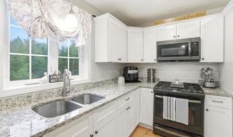 84 Juniper Cir, Auburn, NH 03032
