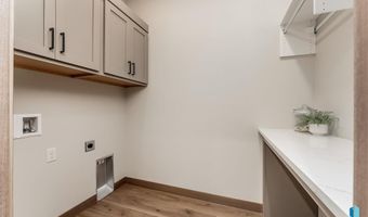 414 N Almond Ave, Brandon, SD 57005