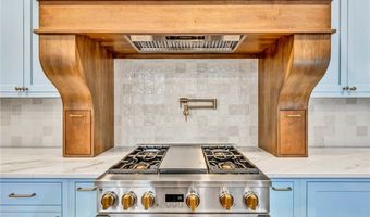 690 Club Dr W, Aurora, OH 44202