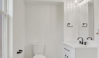 13 E KING St, Abbottstown, PA 17301